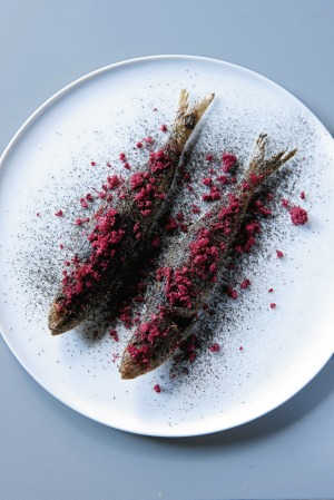 来自东悉尼弹出窗口的草莓和甘草的烤沙丁鱼。