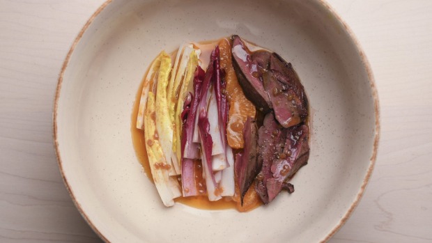 新鲜的radicchio,tangelo和烤鸡肝。