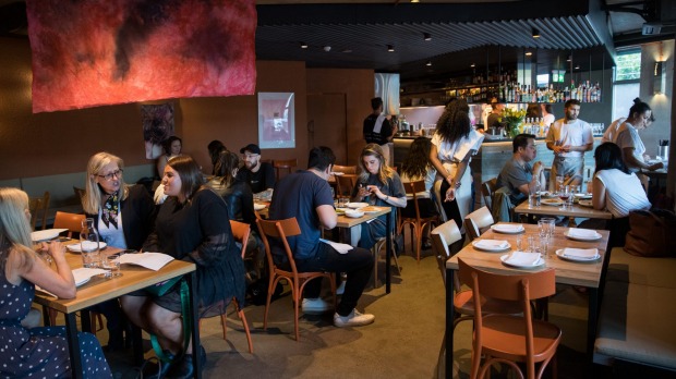 黑暗和忧郁的内部让人想起Caffe e Cucina,莫里斯Terzini的第一个墨尔本餐厅。