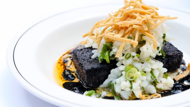 Morcilla,Calamari,Tomatilla Salsa和Sauce Nero。