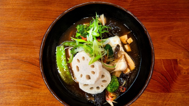 豆腐炒莲藕,雪豌豆和国王牡蛎蘑菇在红色香料路。