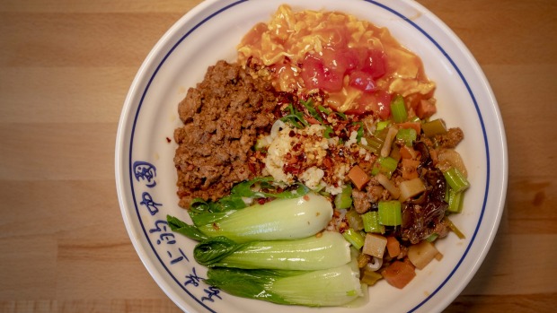 刀宵特色biang面,配以猪肉末、炒蛋、土豆、胡萝卜、芹菜炒和亚洲青菜。