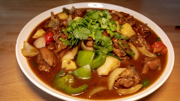 碳水化合物对碳水化合物的乐趣:麻辣鸡肉和土豆炒手削面。