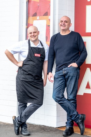 Head Chef Nathaniel Destefano(左)和西蒙哈特利在凯尔塔瓦塔外面。