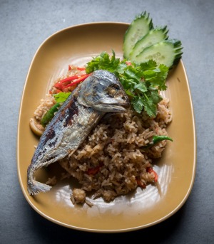 炒饭用虾酱和油煎的鲭鱼。