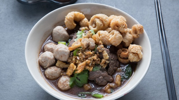 泰国船面条用牛肉和猪肉裂纹。
