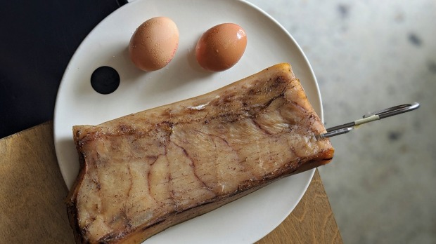 悉尼圣彼得餐厅(Saint Peter)的剑鱼腹部培根和鸡蛋。