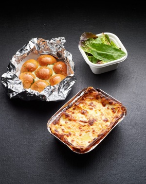 Attica的Lasagne配有拉链大蒜面包和沙拉。