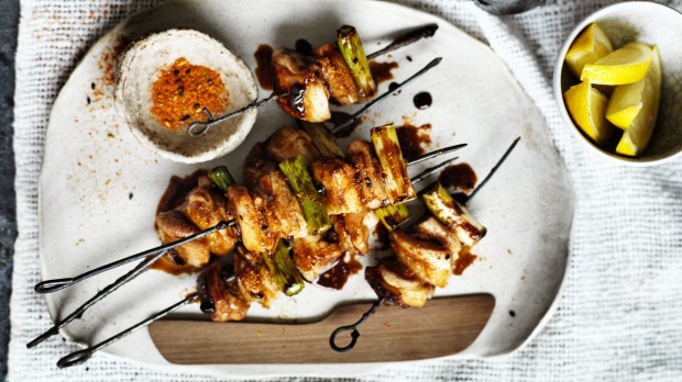Schembri在Yakitori Skewers上撒上调味料(左上角)。