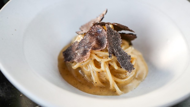 手工制作的cacio e pepe意粉用黑松露露。