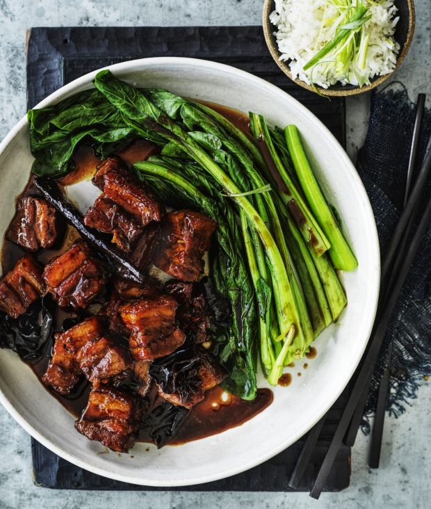 这道肥美、光滑、粘稠的猪肉配上蒸青菜和米饭食用。