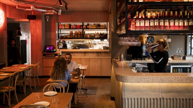 全方位服务的餐厅/外卖Hybrid Henrietta酒店提供Terrazzo Bar酒吧。