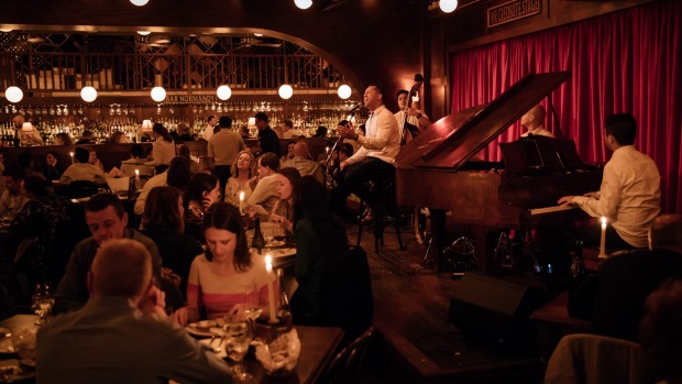 Restaurant Hubert的晚餐包括周一至周四的Live Jazz。