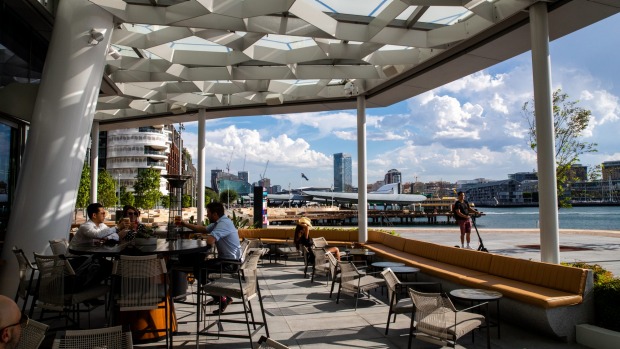 Woodcut在Barangaroo的河边有一个摇滚明星般的位置,有一个宽阔的、荫凉的露台。