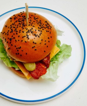 Fillet O'ISH,Amritsari风格的炸死巴达与美国奶酪和冰淇淋大包上的莳萝泡菜。