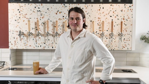 Range Brewing联合创始人Gerard Martin在啤酒厂的新Abbotsford Taproom上。