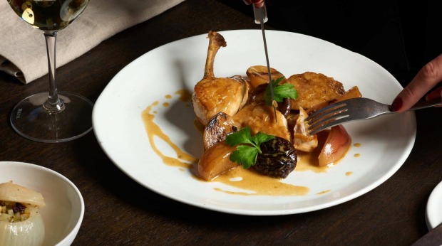 Poulet Au Cidre配苹果,洋葱和卡尔瓦多斯。