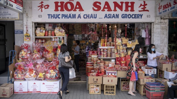 在卡布拉马塔,春节糖果围绕着Hoa Sanh杂货店的入口。