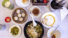 单面朝上:阳光明媚的春谷咖啡馆的台湾早餐。