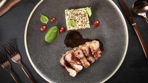 Riverina Lamb,番茄gochujang,西葫芦泥,烧伤的洋葱粉和紫菜叶。