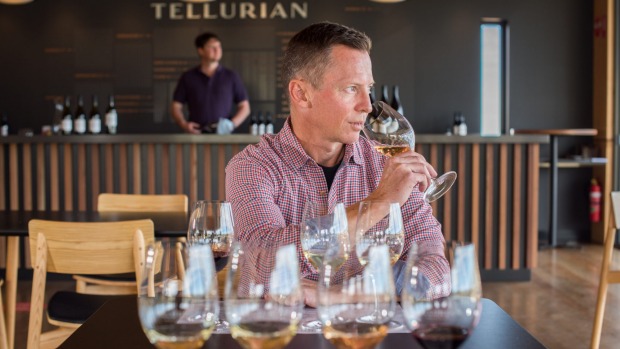 Tellurian Wines总经理丹尼尔·霍普金斯(Daniel Hopkins)在新酒窖门口。