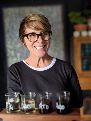 Winemaker Lisa Sartori指导南Gipplsand的肮脏三葡萄酒品尝。