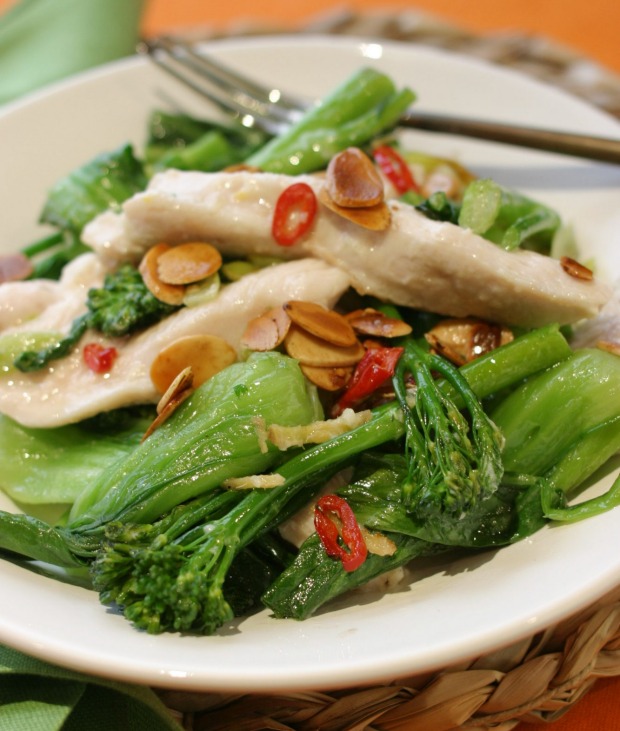 天鹅绒鸡用油煎的杏仁和小卷发。