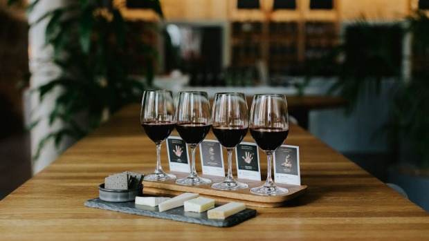Handpicked Wines Melbourne Cellar门供应葡萄酒和其他粉酒友好零食的葡萄酒航班。