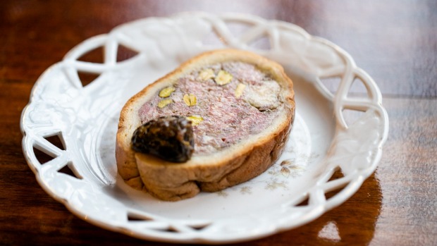 在面包和白兰地的鸭子pâté。