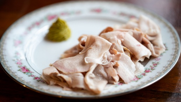 与龙蒿芥末的被房屋治疗的'jambon maison'切片。