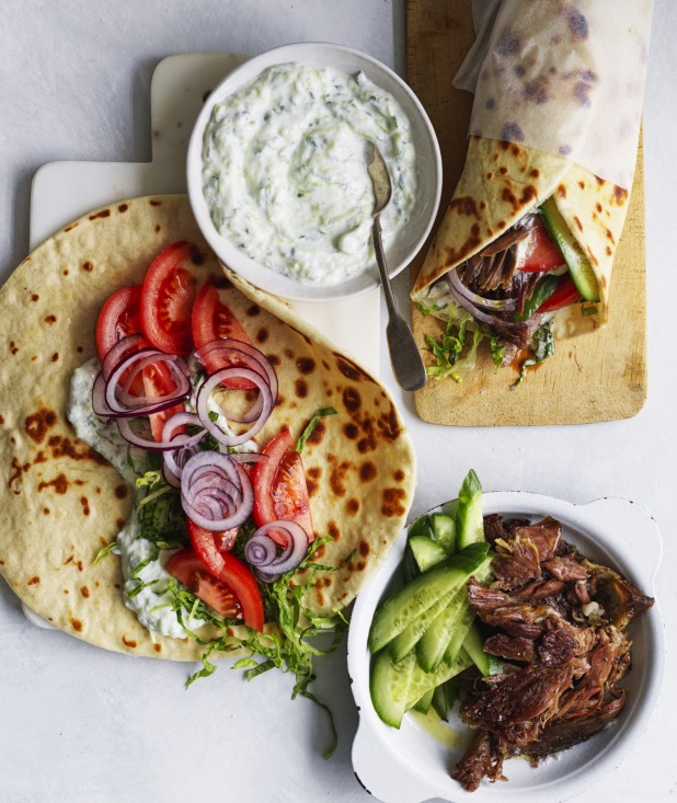 羊肉gyros与tzatziki。