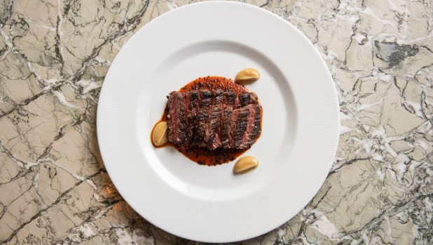 Wagyu Bavette的Tagliata,像红宝石的红甲板一样切。