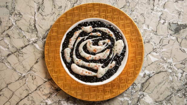 risotto nero e bianco:鱿鱼墨水米饭,乳胶乳香,白葡萄酒和醋。