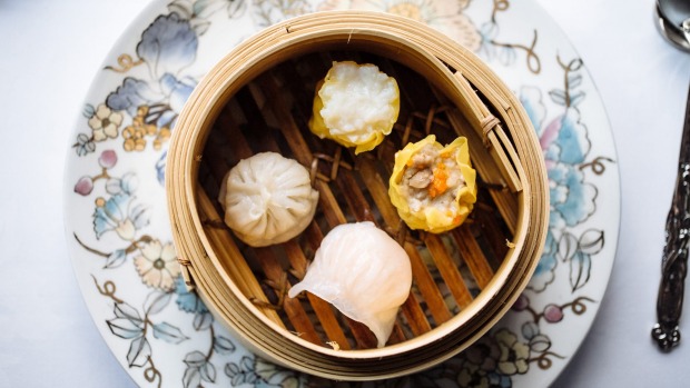 到时候,像饺子这样的小吃就意味着你可以在花鼓旁边晃悠,喝上一口,吃上一口。
