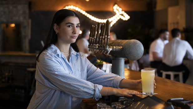 酒吧领队Roisin Yau在悉尼的Coogee Pavilion。邱说,给小费不仅仅是金钱上的好处。