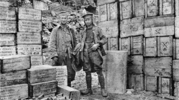 站立在海滩的两个未认出的士兵在1915年的Gallipoli半岛的Anzac海湾,侧翼盒......