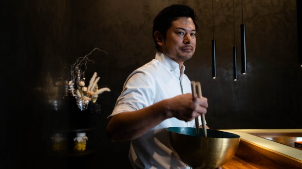 “我们在顾客面前制作食物,所以他们看到的就像是一场天妇罗秀,”Haco的主厨Kensuke Yada说。