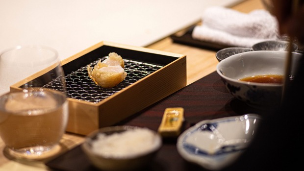 天妇罗·权(Tempura Kuon)的扇贝菜,是230美元品尝菜单的一部分。