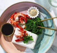 大虾,裙带菜和柚子配凉豆腐。
