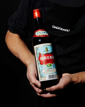 黄色宝塔邵兴(中国米饭葡萄酒)。