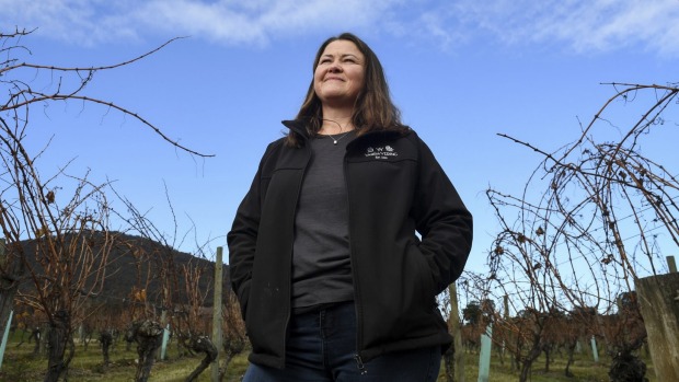 Yarra Yering在墨尔本附近的Winery的Gruyere葡萄园里的首席酿酒师Sarah Crowe。