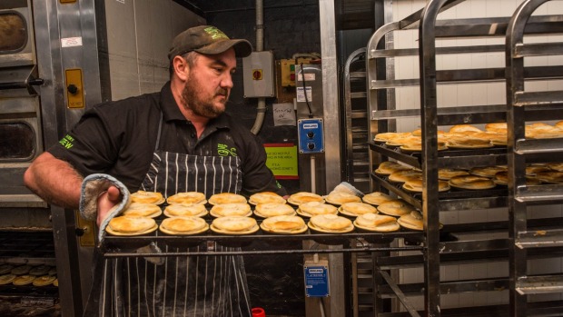 Apollo Bay Bakery,James Crump的头贝克,第一批维多利亚时代的扇贝馅饼。