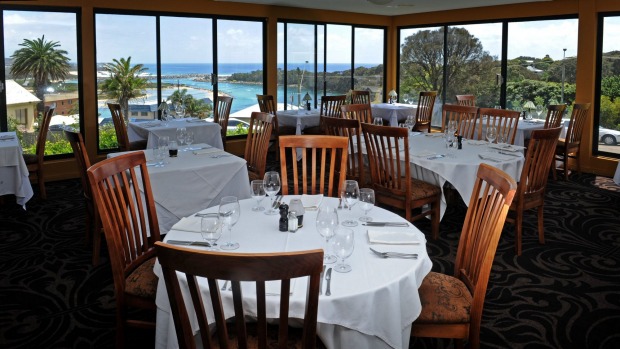 2011年的Whale Inn Inn餐厅,可欣赏海岸线和Wagonga入口。
