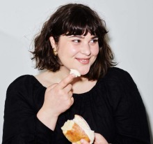 Julia Busuttil Nishimura吃她的罗马奶油面包。