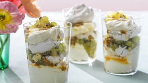 Kiwifruit Pavlova Pots。