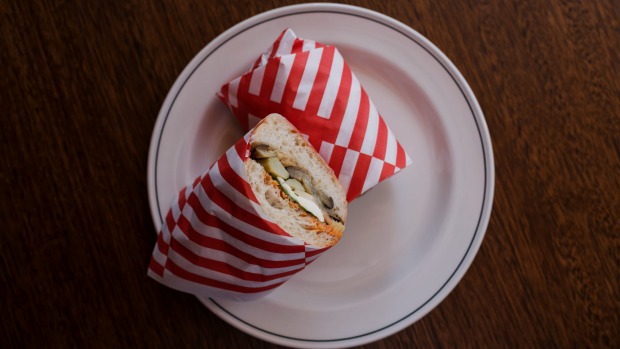 Genovese提供了一系列的panini,上面填充了菠菜,鸡蛋,咸意大利乳清干酪和熏火腿。