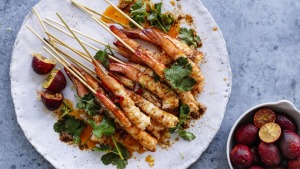 大虾用柠檬桃金娘黄油和血酸柠檬串(右)。