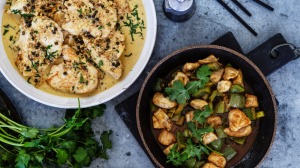 鸡肉逃脱果皮搭配绿色胡椒奶油酱和炒鸡肉,辣椒和黑色醋。