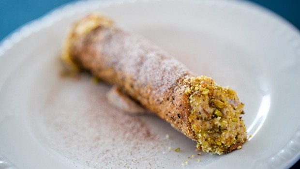 Wattleseed ricotta cannoli,一种酥脆的,充满奶油的坚果隧道。