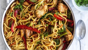 亚当·利亚(Adam Liaw)轻松,富有味道的鸡肉lo mein。